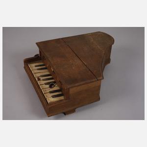 Zwei Spardosen und Kinder-Flügel