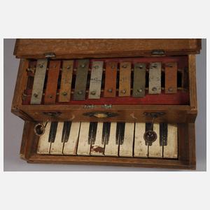 Zwei Spardosen und Kinder-Flügel