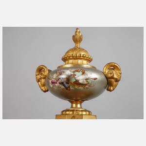 Kaminuhr mit Porzellaneinlagen