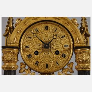 Neogotische Figurenpendule