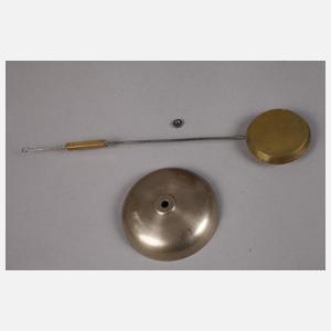 Feine Tischuhr mit Wecker