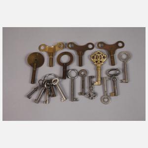 Kiste mit Uhrenschlüsseln