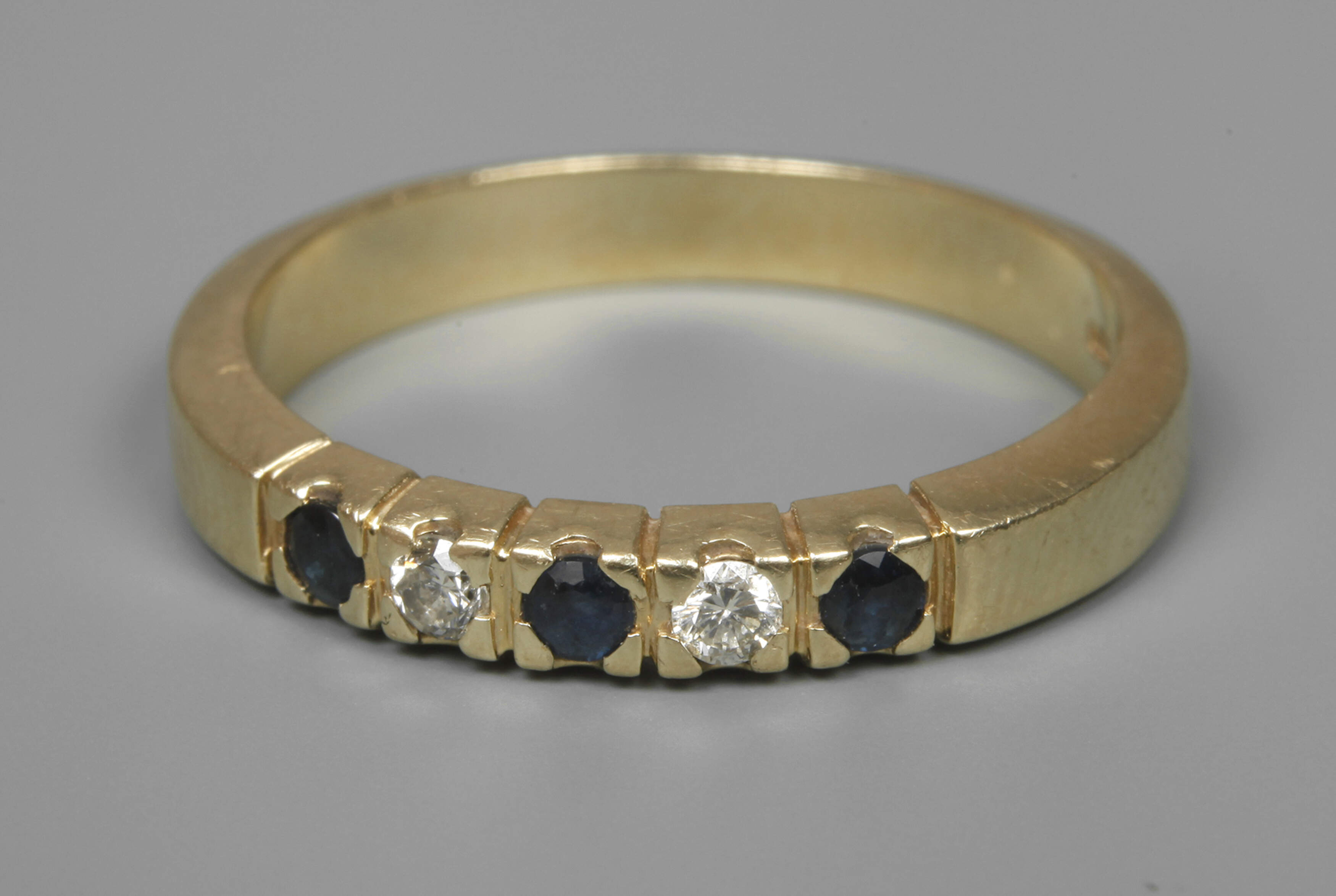 Bandring mit Saphiren und Brillanten