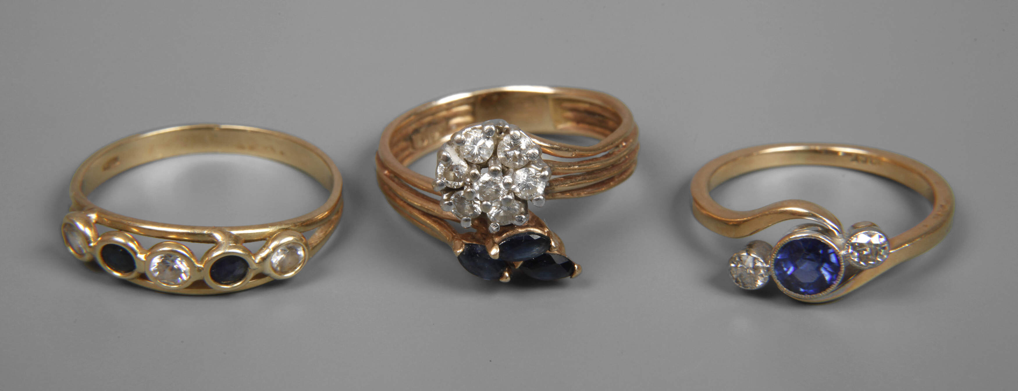Drei Damenringe mit Steinbesatz