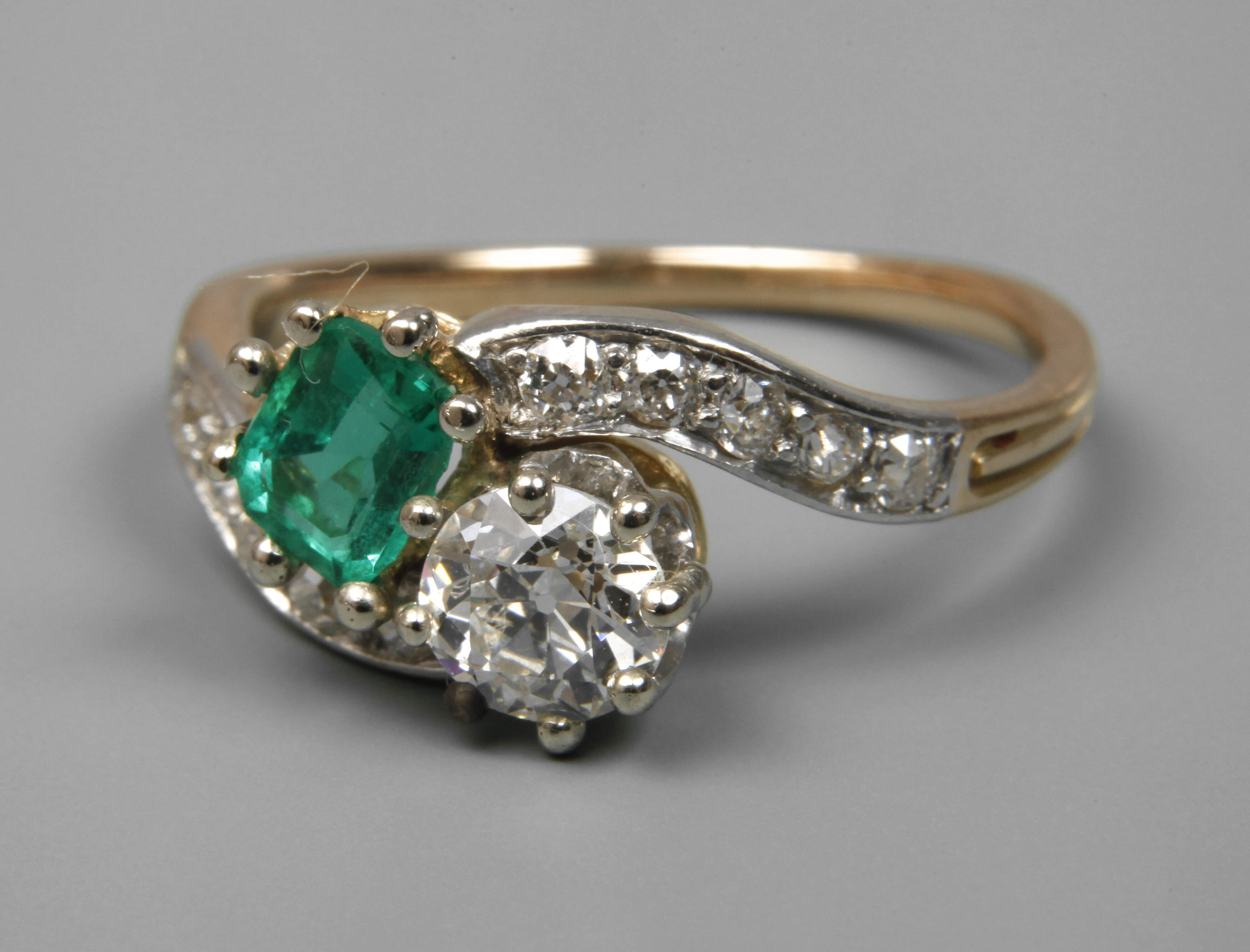 Damenring mit Smaragd und Diamanten