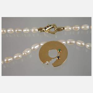 Modernes Perlencollier mit Steinbesatz