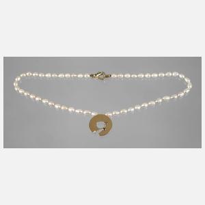 Modernes Perlencollier mit Steinbesatz