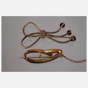 Zwei Goldbroschen mit Perle