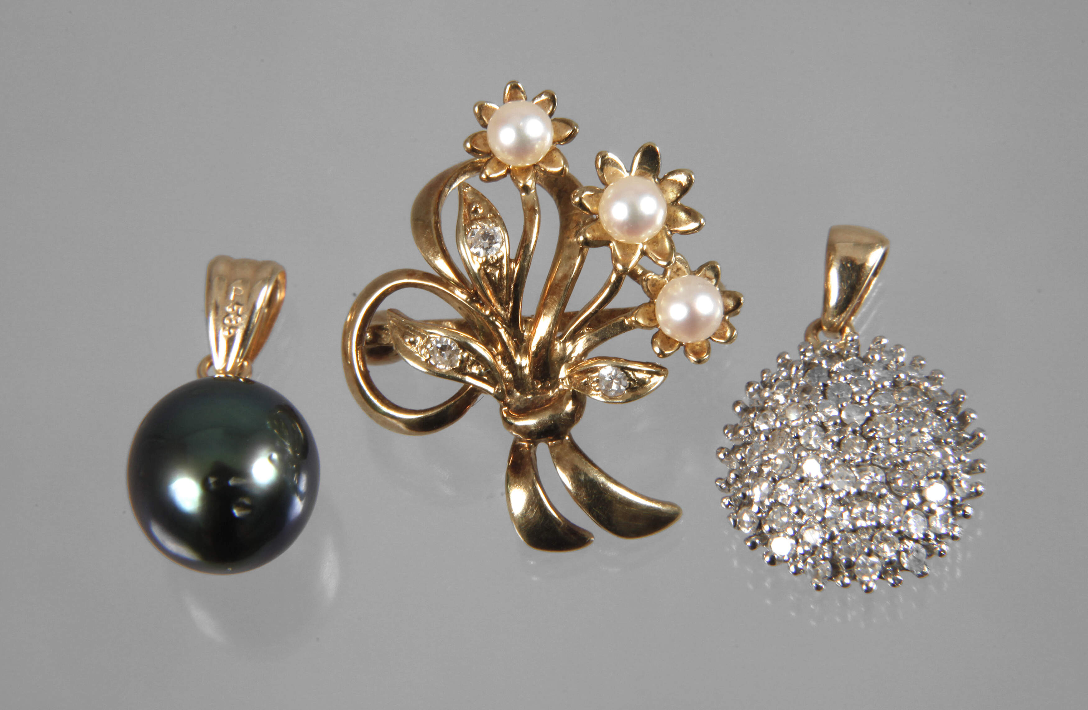 Drei Anhänger mit Perle