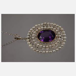 Edelsteinanhänger an Kette