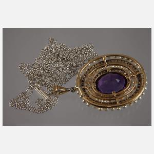 Edelsteinanhänger an Kette