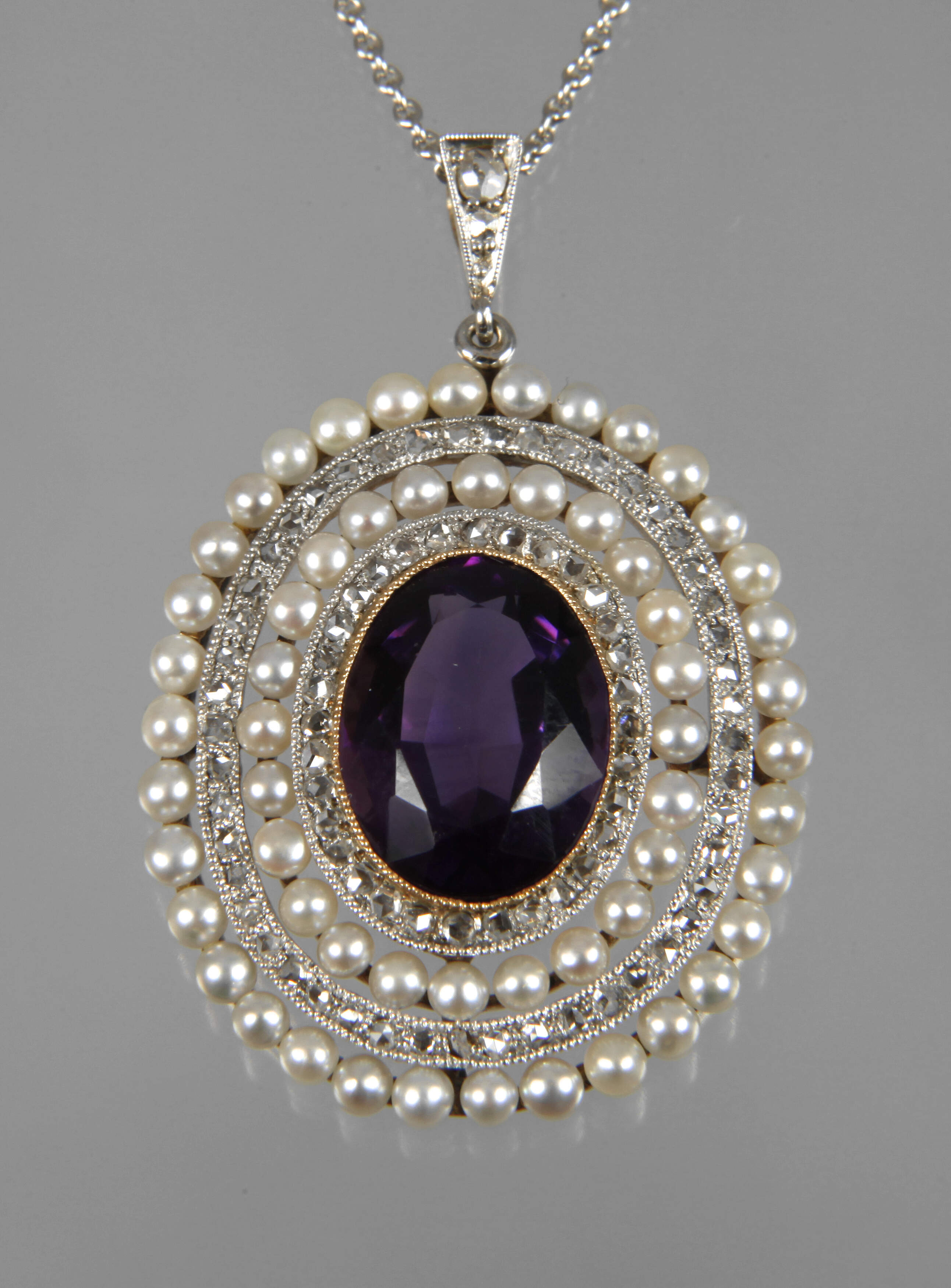 Edelsteinanhänger an Kette