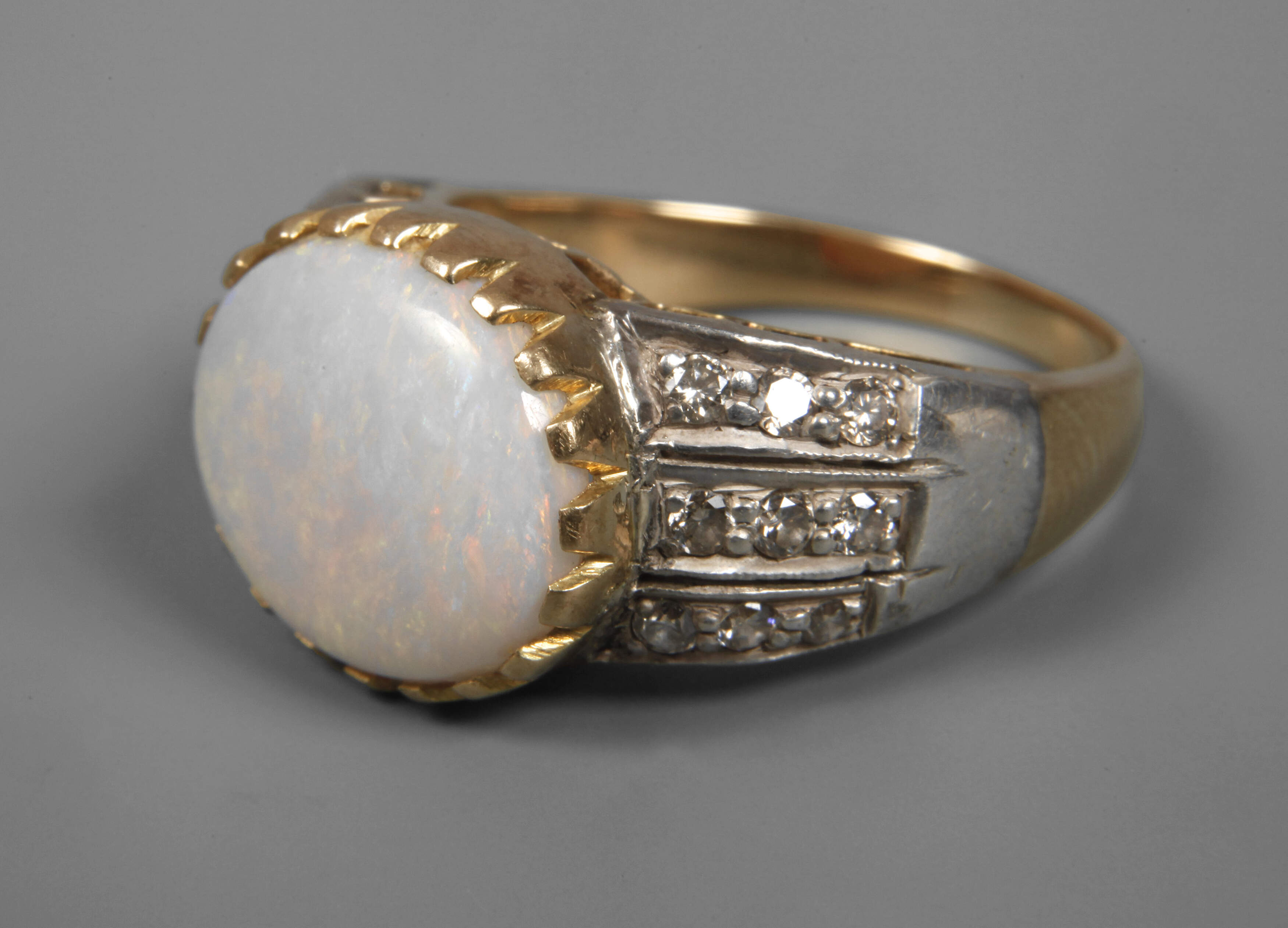 Damenring mit Opal und Diamanten