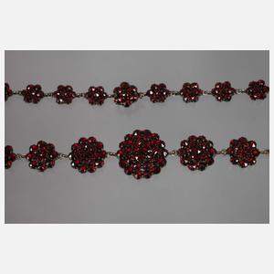 Drei Teile Granatschmuck
