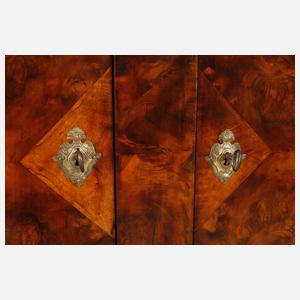 Großer Dielenschrank