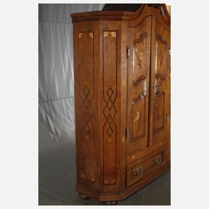 Feiner Kleiderschrank barock