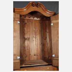 Feiner Kleiderschrank barock