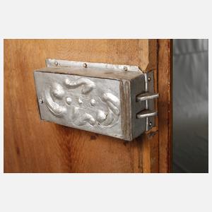 Feiner Kleiderschrank barock