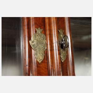 Kommode mit Vitrinenaufsatz barock