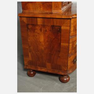 Kommode mit Vitrinenaufsatz barock