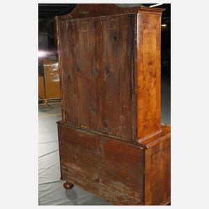 Kommode mit Vitrinenaufsatz barock