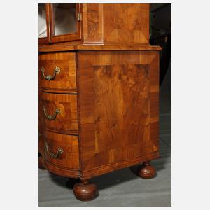 Kommode mit Vitrinenaufsatz barock