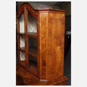 Kommode mit Vitrinenaufsatz barock