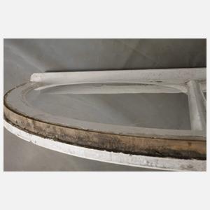 Fünf große Fenster mit gewölbten Butzenscheiben