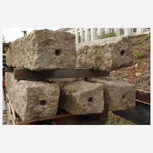 Zehn Zaunsäulen Granit