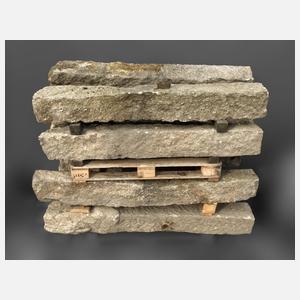 Zehn Zaunsäulen Granit