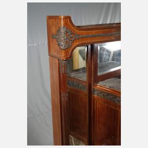 Außergewöhnlicher Vitrinenschrank