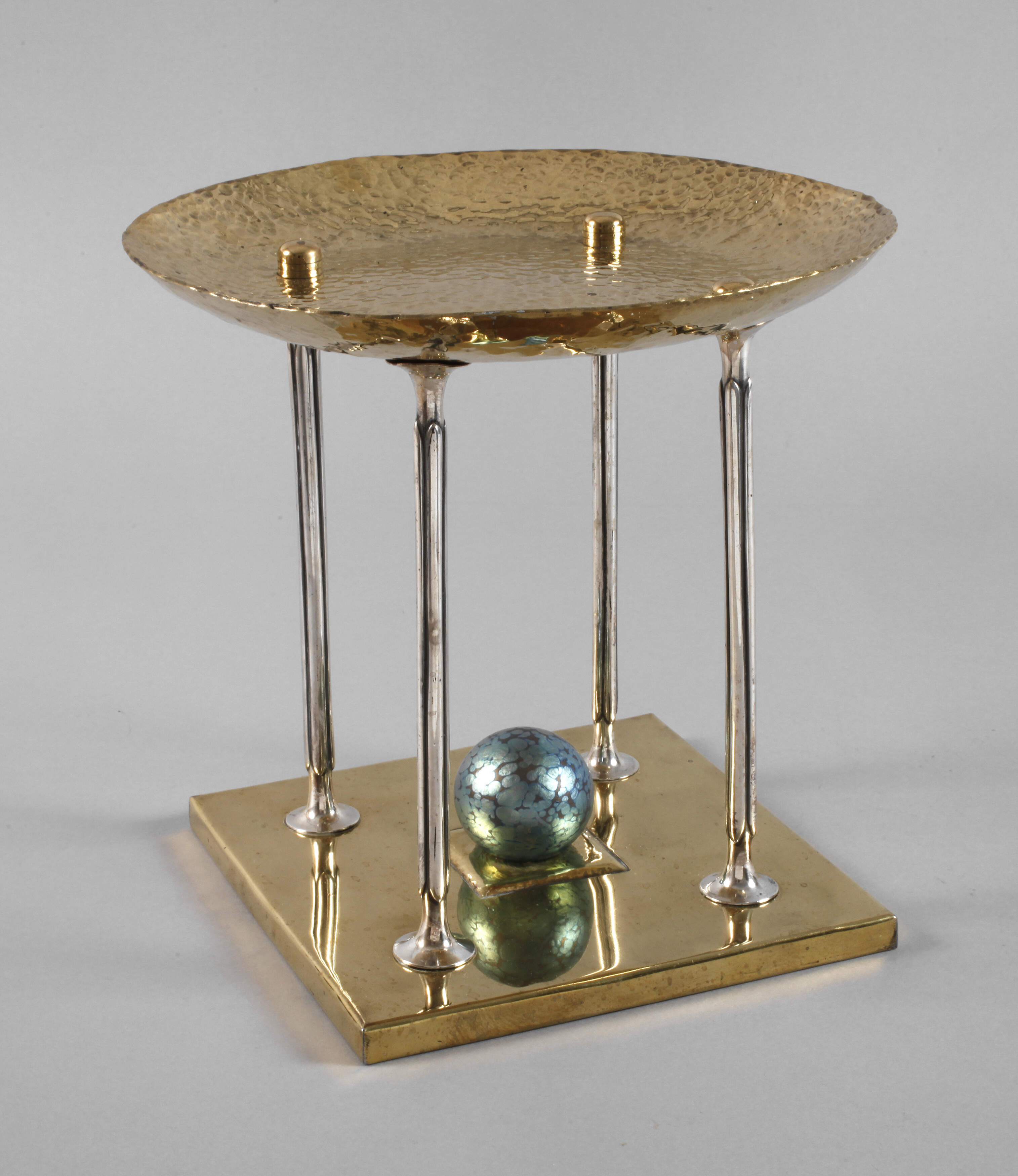 Übergroßer Tafelaufsatz mit Loetz Glasornament