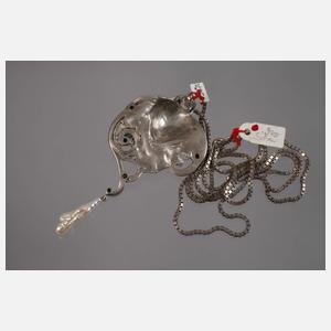 Figürlicher Anhänger an Kette