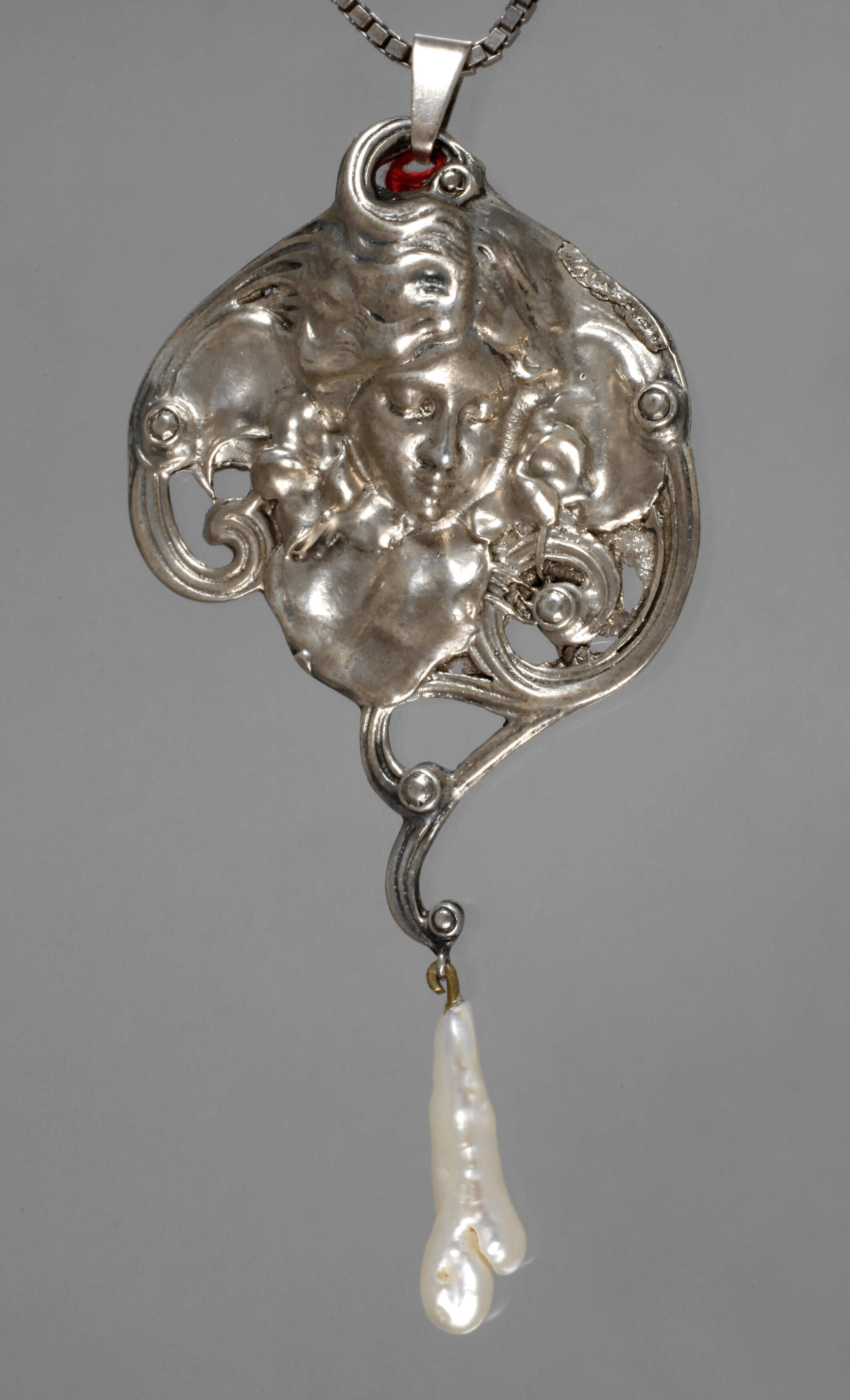 Figürlicher Anhänger an Kette