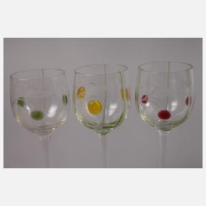 Sechs Stängelgläser mit eingeschmolzenen Früchten