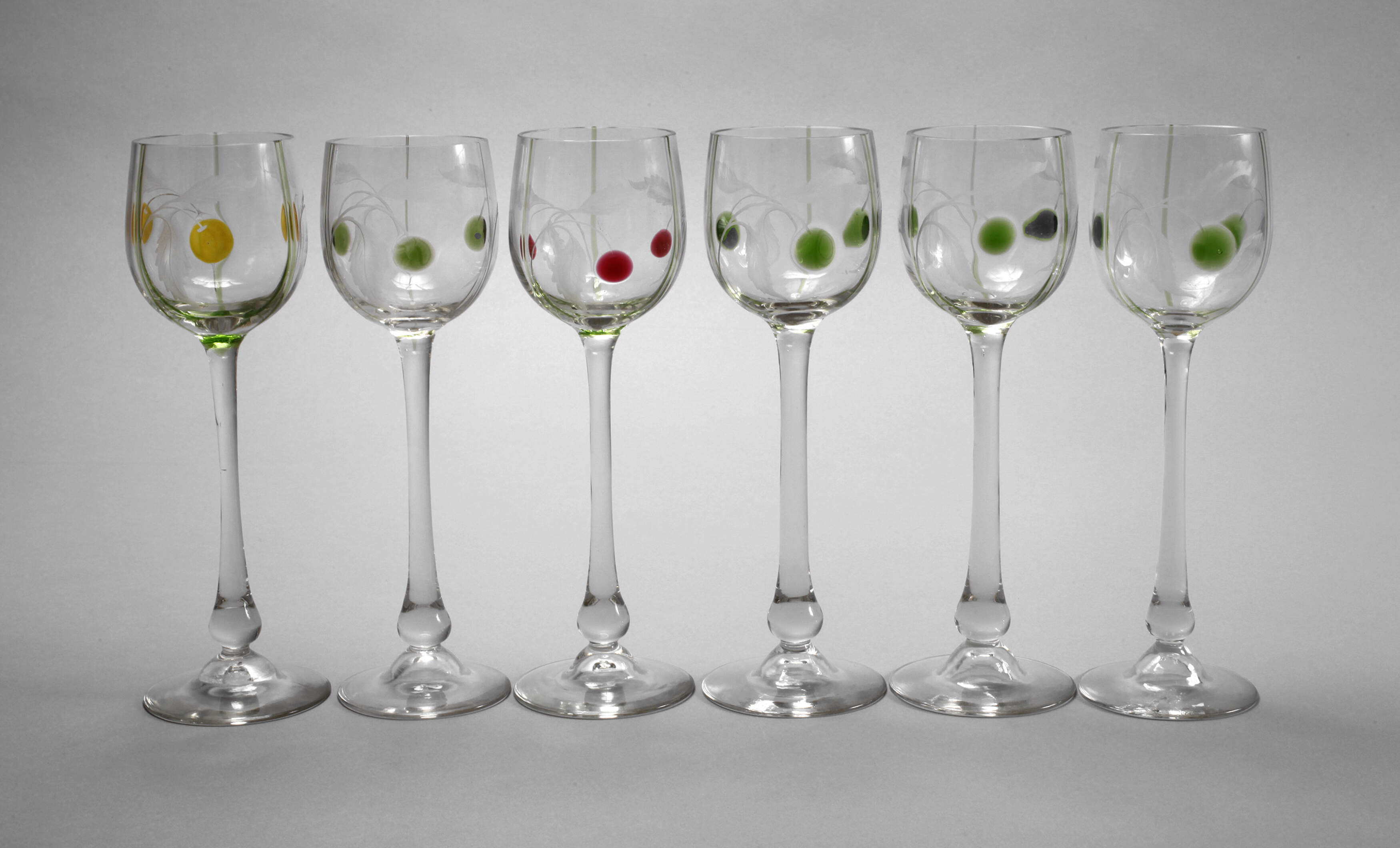 Sechs Stängelgläser mit eingeschmolzenen Früchten