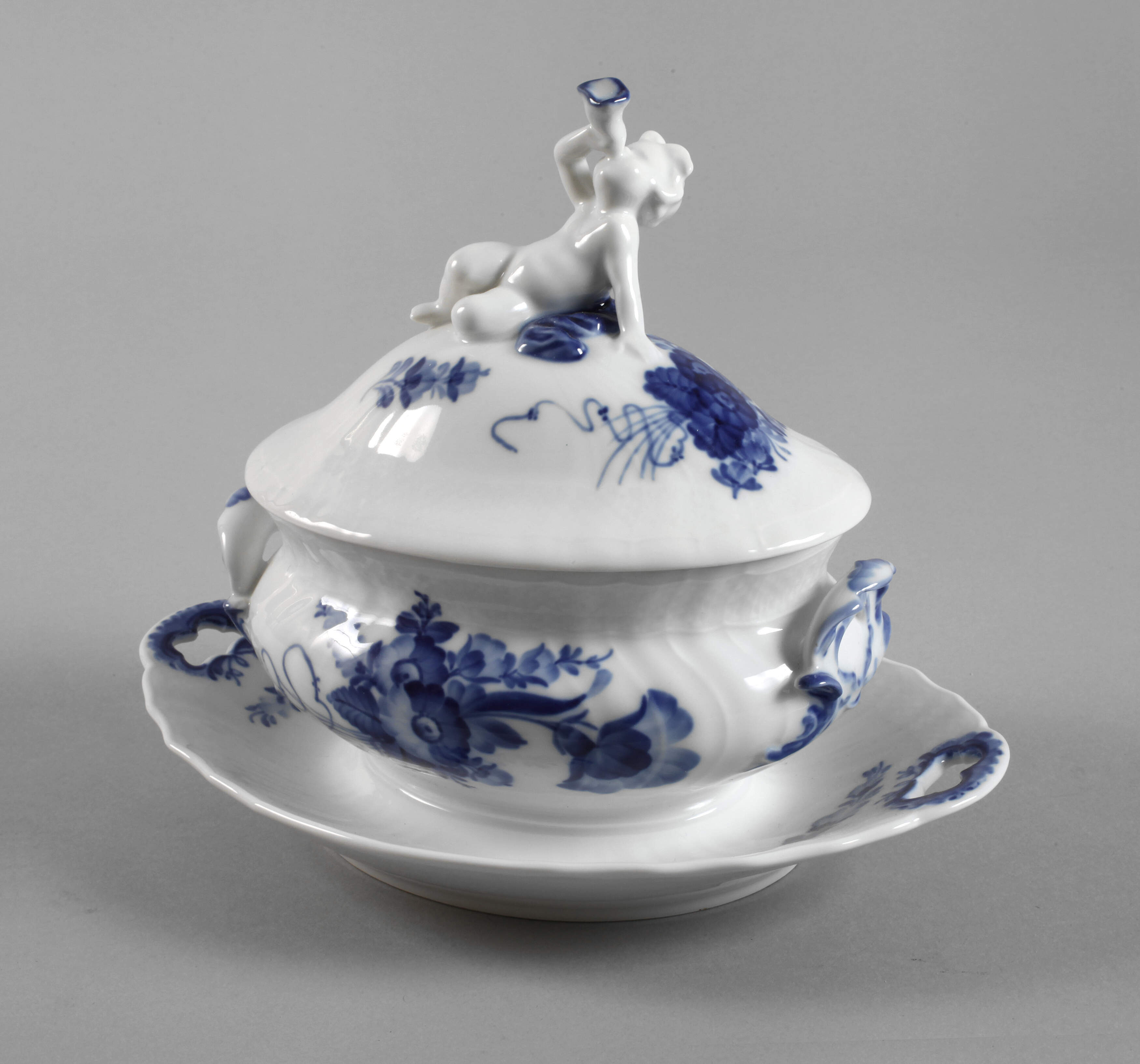 Kopenhagen Deckelterrine "Blaue Blume geschweift"