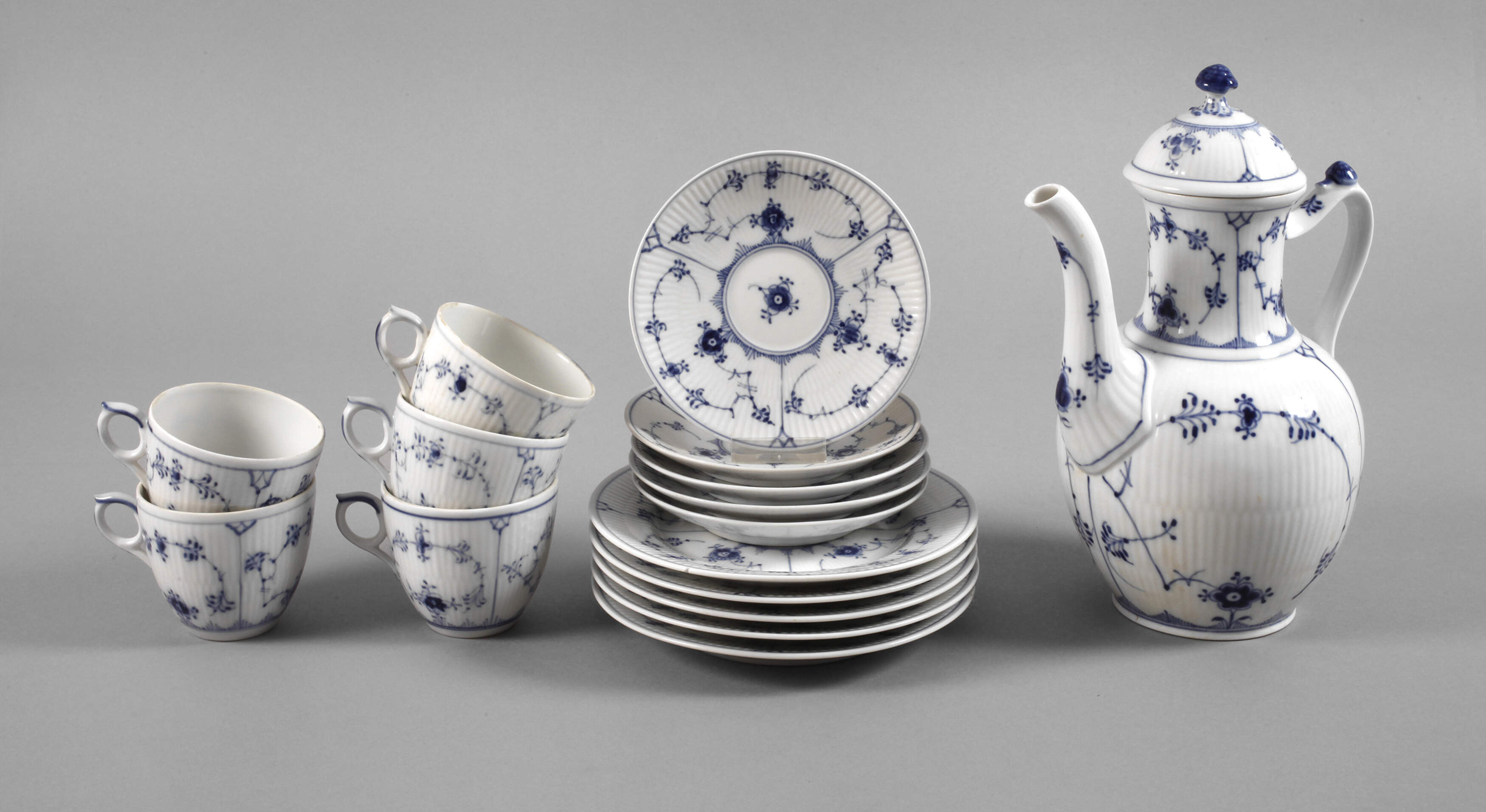 Kopenhagen Kaffeekanne und fünf Gedecke „Musselmalet“