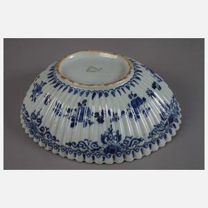 Fayenceschale mit Blütenmotiven