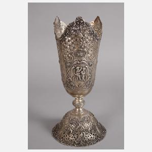 Silbervase im Rokokostil