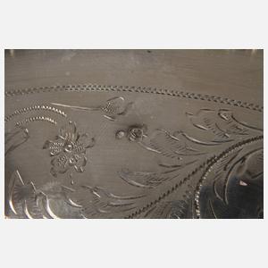 Silbertablett und Henkelschale