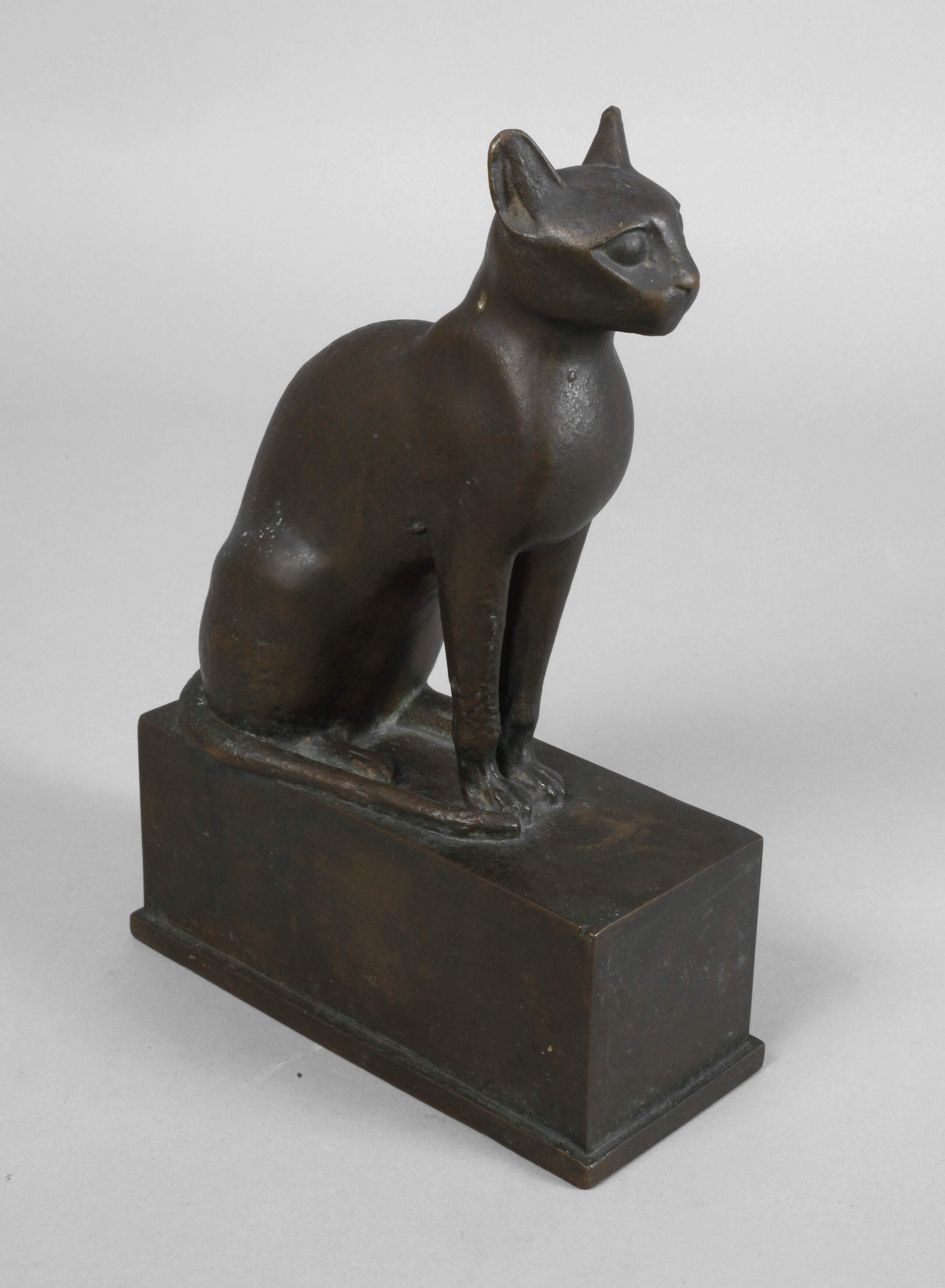 Göttin Bastet in Gestalt einer sitzenden Katze