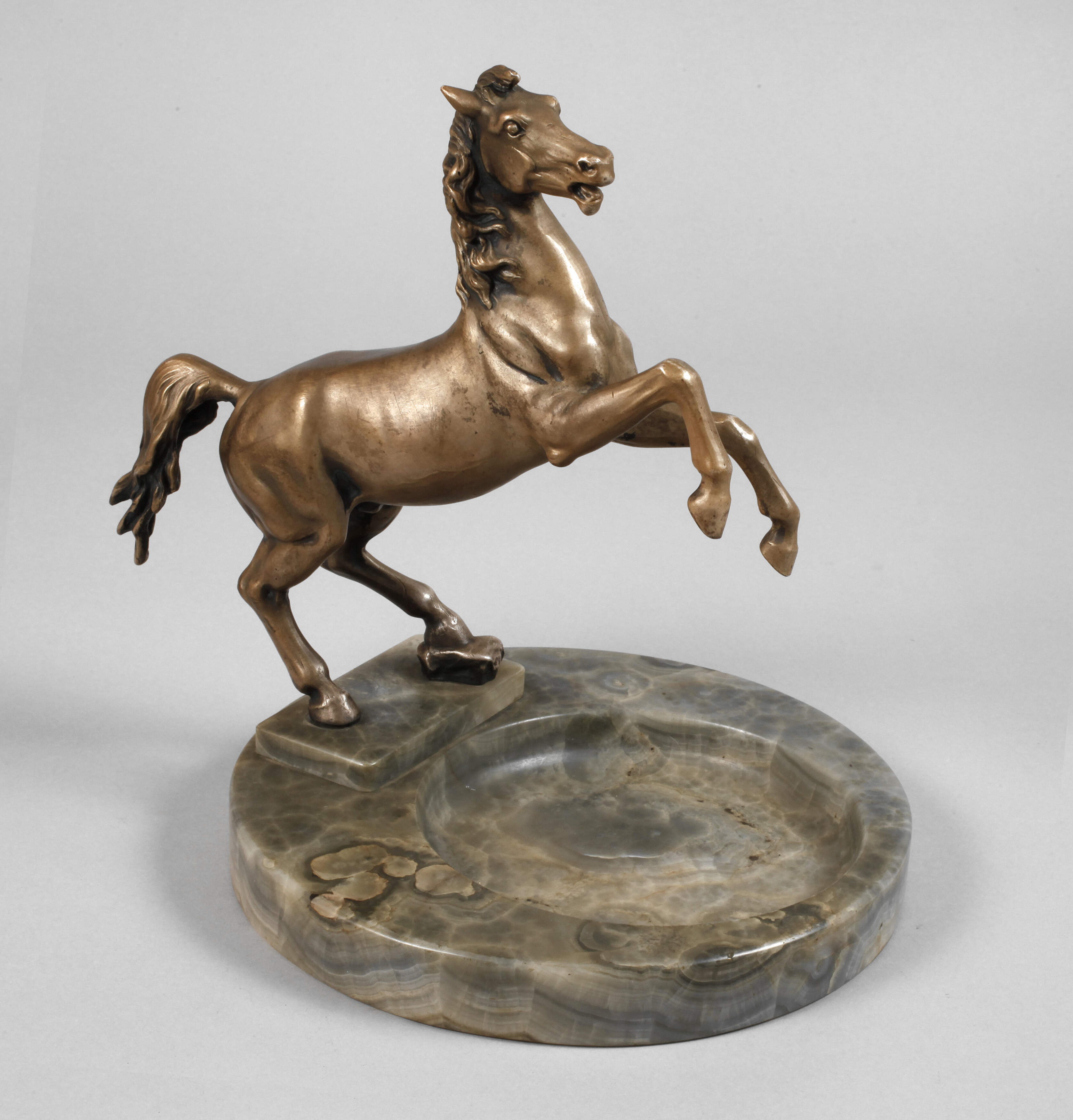 Sachsenross auf Onyxschale