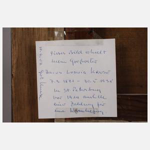 Lesende Dame am Tisch