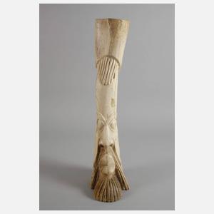 Große Beinschnitzerei