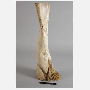 Große Beinschnitzerei