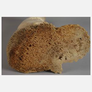 Große Beinschnitzerei