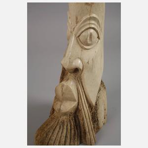 Große Beinschnitzerei