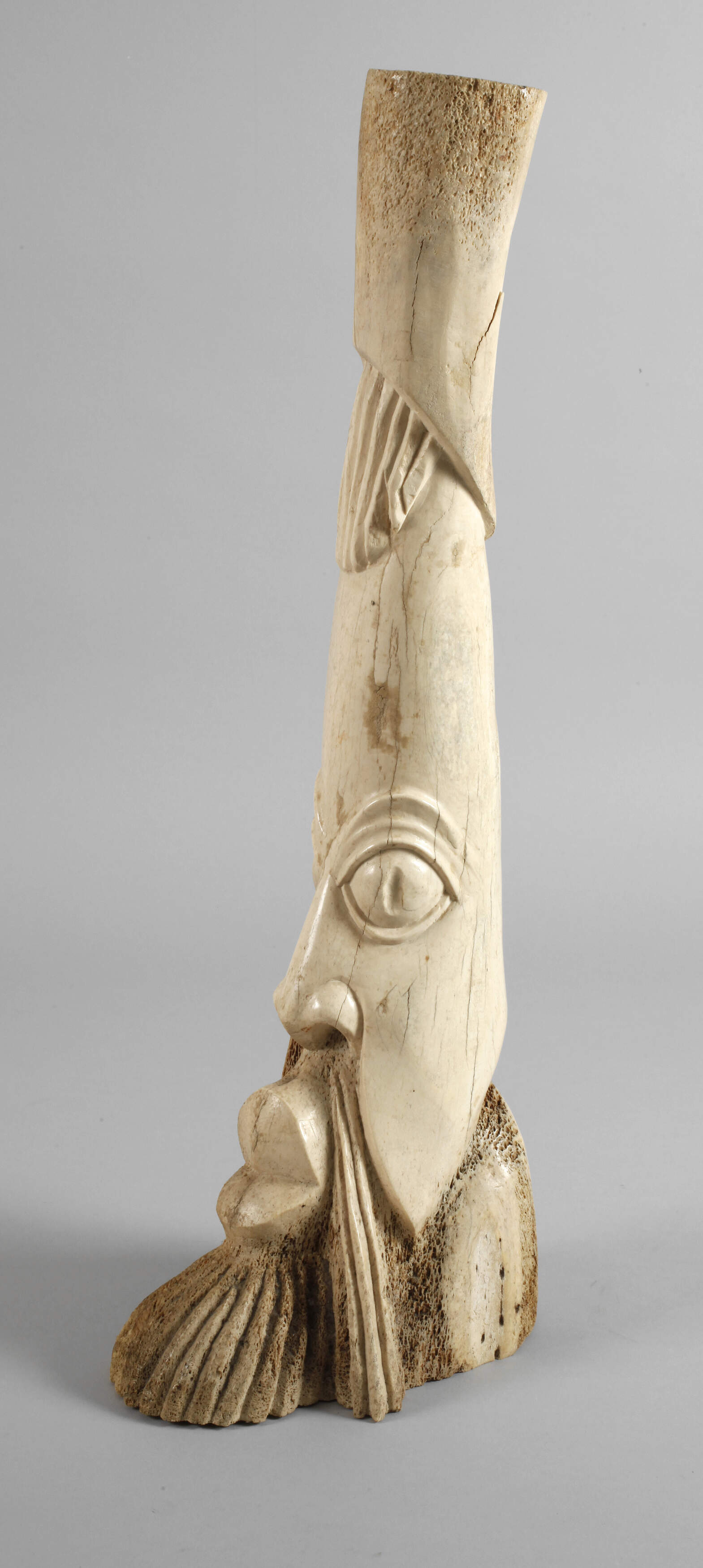 Große Beinschnitzerei