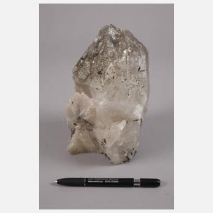 Großer Bergkristall mit Turmalin-Nadeln